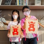 隨著年味越來越濃，告訴孩子們這就是我們的年！秀出一起創(chuàng)作的作品，共同期待
新年的到來。