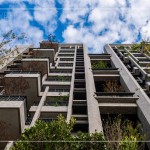 以樹島為概念，依循臺(tái)中的微氣候、季風(fēng)、日照條件，款待適合的樹種回家，
輕盈綠意走入生活，讓建築不再是冰冷的水泥叢林，更為家中留下一方世外小
桃源。