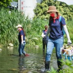 新業(yè)積極響應(yīng)永續(xù)發(fā)展，遵循對(duì)ESG的核心理念，身為土地開發(fā)者，我們更是有責(zé)任珍惜腳下的淨(jìng)土 。(圖為新業(yè)同仁參與臺(tái)中筏子溪－淨(jìng)溪日)