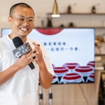 溫暖舒適的周六午後，邀請到御鼎興第三代製醬人—謝宜哲，與住戶分享著「全世界唯一的」手工黑豆醬油—在Taiwan。