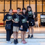 等待進(jìn)場(chǎng)的時(shí)間裡，與家人好友抓緊機(jī)會(huì)，留下美麗難忘的合影。