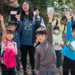 淨(jìng)溪結(jié)束後，邀請(qǐng)小朋友分享此次淨(jìng)溪心得，提問(wèn)到「垃圾是誰(shuí)製造出來(lái)的？」孩子們竟異口同聲地說(shuō)『是我們亂丟的垃圾』。