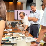 除了材質(zhì)優(yōu)劣的判斷，更需要統(tǒng)整整體美感與機(jī)能性，在團(tuán)隊(duì)熱絡(luò)的討論下，規(guī)劃出最適合住戶且匹配的物件。（圖中為卓勝隆董事長(zhǎng)、圖右為簡(jiǎn)福榮總經(jīng)理）