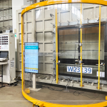 測(cè)試氣密窗『抗風(fēng)壓』性能，使用防護(hù)設(shè)備，防止在試驗(yàn)時(shí)，玻璃爆裂，選用的氣密窗也達(dá)到試驗(yàn)等級(jí)標(biāo)準(zhǔn)。