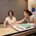 木地板的材質(zhì)及顏色，除了考慮美觀外，還有實(shí)用性和耐用性，針對(duì)不同的需求由客服人員分享與引導(dǎo)，為住戶們找到最合適的材料。