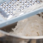 絲絲晶瑩剔透的蘿蔔絲，嚴(yán)選產(chǎn)季蘿蔔，甘甜爽口，富有豐富的營(yíng)養(yǎng)纖維，刨絲器孔洞大小也很講究，太細(xì)則會(huì)吃不到蘿蔔的口感。