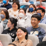 講師善於掌握現(xiàn)場(chǎng)節(jié)奏，用輕鬆的方式拆解人生難題，自帶幽默感且金句不斷，讓現(xiàn)場(chǎng)氣氛生動(dòng)又有趣。