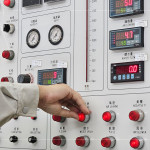 風(fēng)雨性能測試遵循嚴(yán)謹(jǐn)流程，從氣密性→水密性→抗風(fēng)壓性，將可能破壞窗框結(jié)構(gòu)的測試步驟，放置於最後進(jìn)行，避免影響其他測試結(jié)果。