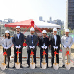 新業(yè)建設 穆椿松 創(chuàng)辦人(左四)、卓勝隆 董事長(右四) 偕同新業(yè)職人團隊，於3/21吉日一同為【新業(yè)V＆A】揭開序幕。