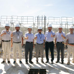 新業(yè)建設(shè)創(chuàng)辦人穆椿松先生(右四)偕同 卓勝隆董事長(右五)、簡福榮總經(jīng)理（右三）、邱正光副總經(jīng)理（左四）及新業(yè)建築職人團(tuán)隊，一同參與【微丘森鄰】上樑祈福儀式。