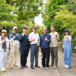 新業(yè)建設(shè)簡福榮總經(jīng)理(圖左四）、楊家凱建築師(圖右四)與新業(yè)職人團(tuán)隊(duì)、景觀設(shè)計(jì)團(tuán)隊(duì)，不畏烈陽到郊區(qū)選材，不論是景石還是樹種，考量方方面面。