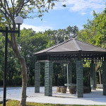 明秀公園中央的八角亭，風(fēng)格配合亭裡的石頭座椅，選用西班牙進(jìn)口祖母綠磁磚，藉由加重柱子的顏色，讓整體看起來(lái)更穩(wěn)重。