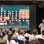 靜靜感受每張照片帶來的悸動，在講師差差的細(xì)膩說書下，時而歡笑、時而感動。