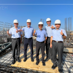 位於臺中東區(qū)【築森鄰】順利迎來上樑典禮，新業(yè)建設(shè)名譽(yù)董事長穆椿松先生（圖左二）、卓勝隆董事長（圖右三）、簡福榮總經(jīng)理（圖左一）、邱正光副總經(jīng)理（圖右一）一同蒞臨現(xiàn)場，祝福工程平安順利地完工。