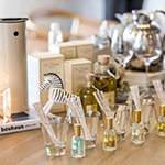 試香紙與小巧的精油一字排開，耐人尋味。