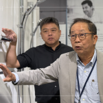 形形色色的衛(wèi)浴設備，惟有透過各部門主管謹慎周全的來回溝通，找尋出最合適的選材。（圖右為新業(yè)建設卓勝隆董事長）