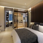 以透明層板取代厚重的拉門，讓更衣室的格局一併收納進(jìn)主臥室裡，另一側(cè)綠意是大自然的伸展臺(tái)，隨著季節(jié)呈現(xiàn)出不一樣的景致。從視野上，呈獻(xiàn)給主人更寬闊的禮遇！