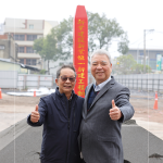 新業(yè)建設(shè)-創(chuàng)辦人 穆椿松(右)與董事長(zhǎng) 卓勝隆(左)，一同出席典禮，保佑往後施工過程平安，奠基順利！
