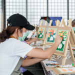 拿起畫筆，繪出想像，隨畫筆而下，層層疊出溫度，午後一抹微光灑下，用繪畫留住當(dāng)下美好片刻。