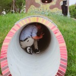 想進(jìn)入碉堡探險(xiǎn)，涵洞是唯一入口，總能喚起大人的童心，想跟著進(jìn)入高達(dá)二層樓的精靈碉堡一探究竟。