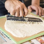 健康建材也可以很藝術(shù)！趁凝固前，將黏糊的珪藻塗料推開、抹平，並押上紋路，對新業(yè)家族來說是相當(dāng)新鮮的體驗(yàn)！