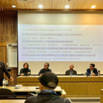 邀請臺灣建築典範(fàn)的建築師、產(chǎn)業(yè)領(lǐng)袖，共同展開一場「從設(shè)計到產(chǎn)業(yè)、從開發(fā)到生活」的跨界對話，將捷集團-林莉婷執(zhí)行長(左一)、半畝塘-江文淵建築師(左二)、新業(yè)建設(shè)-穆椿松建築師&創(chuàng)辦人(中)、開務(wù)建築-龔瑞琦建築師(右二)、元根建築工房-吳武易建築師(右一)。