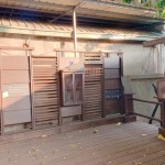 新業(yè)將端與景融合，透過格柵、窗櫺式書櫃等元素，巧手一揮成了洋溢書香的書席。斜影映下，您是否也看到3隻小貓玩耍其中？