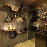 將傳統(tǒng)酒窖躍上廚房的一景，半蜂巢線條乘載醇釀的美酒，正等著你小酌一番。
