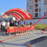 新業(yè)建設(shè)穆椿松名譽(yù)董事長（中）帶領(lǐng)新業(yè)團(tuán)隊，祈求保佑人員平安、工程順利。
