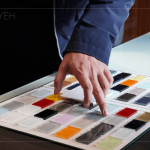 五顏六色的烤漆玻璃，依序排列、整齊劃一，看似廚具中的小小配角卻是訂調(diào)整體風(fēng)格的靈魂。