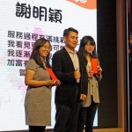 新業(yè)建設(shè)邱正光副總(中)化身張老師頒發(fā)獎(jiǎng)學(xué)金給學(xué)生，也希望未來(lái)有更多有志之士加入張老師的行列，將自己的專業(yè)與熱情回饋給更多需要幫助的民眾。