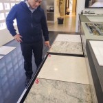 設(shè)置於地面的建材，以指掌輕撫過，切身感受細(xì)膩的觸感，並從自然的紋路中覺察：什麼底色、光澤，可與廚具化為和諧的一致性。