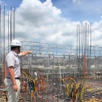 建築就像小孩逐漸長大成人，工地主任與職人師傅就像盡責(zé)的保母，每天瞻前顧後、指導(dǎo)，呵護(hù)長大。