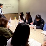 與專業(yè)能力一樣重要的，就是解決問題的能力，新業(yè)邱正光副總經(jīng)理（圖左一），不吝於教導(dǎo)新進(jìn)員工如何認(rèn)知問題並準(zhǔn)確地解決。