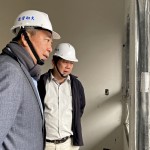 每一個專注討論的眼神，都力求建築更臻職人心中的標準。新業(yè)建設名譽董事長穆椿松先生（圖左一）。