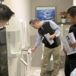 衛(wèi)生紙抽取的細(xì)節(jié)也不容錯過，每人習(xí)慣的不同，衛(wèi)生紙架以捲筒式上方多加平臺型式，使用上多了選擇性及便利性。