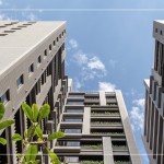 融入自然的建築內(nèi)涵，玻璃盒般的陽臺，恣意錯層而上的花臺綠意，為生活帶來了四季。