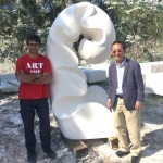 西班牙藝術(shù)家Nando Alvarez(左一)的作品「美術(shù)之道」。透過(guò)輕盈的流線、連續(xù)而蔓延的圓弧，說(shuō)明美術(shù)之道在於時(shí)空相互的永恆對(duì)話。