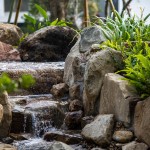 豐富綠樹、草花、水景層層將建築圍繞，就像是城市中的後花園一般，讓綠意填滿生活中，享受芬多精，感受森林療癒。