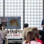 邀請旅美藝術(shù)家 #洄想藝術(shù)，帶領(lǐng)大家學(xué)習(xí)版畫的學(xué)問，回顧版印藝術(shù)與民間年節(jié)的淵源，分享各項版印的製作方式與原理，為在場的家族們上了一堂藝術(shù)課。