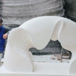 『時光之河』的靈感起源來自「水的變化」，因雕塑本身是固態(tài)不變的，以自然中無特定形狀的元素呈現(xiàn)，反映出動感的雕塑，使其中的對比更為強(qiáng)烈，有如凝固的動感一般。