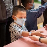 戴上入島手環(huán)，孩子們興奮又期待的等待416號(hào)列車啟程，冒險(xiǎn)之旅就要開(kāi)始囉！