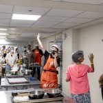 孩子們都是第一次體驗(yàn)烘焙餅乾，師傅從倒入麵粉，加入各種材料開始教學(xué)，一一展示餅乾的製作流程，小朋友們摩拳擦掌、亳不急待地自己動手做做看。