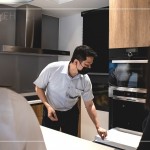 新進(jìn)同仁化身來訪第一線的客戶，用心聆聽行銷部楊世偉經(jīng)理的分享，新業(yè)對於未來家人在生活空間流動(dòng)上，設(shè)計(jì)規(guī)劃的細(xì)膩之處。