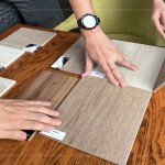 職人透過(guò)指尖觸摸面板，感受彩理、紋路、質(zhì)感，甚至韌度上的不同，感受每一分的精準(zhǔn)細(xì)節(jié)。