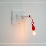 每一處的插座亮起橘光的小燈泡，代表著此處的通電正常，看著散發(fā)出橘色溫暖的光源，內(nèi)心也不由自主地跟著暖了起來。