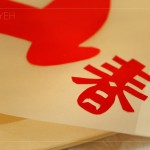 運用剩餘的春聯(lián)紙，創(chuàng)意發(fā)展剪下一個「春」，是以滿滿的美好寓意，點綴燈籠作
品。