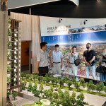 新業(yè)建設(shè)行銷部－楊世偉經(jīng)理（左一），與新進(jìn)員工分享臺(tái)中北屯十四期-大塊藏硯，在建築理念、空間規(guī)劃、減碳綠化上環(huán)環(huán)相扣，為住戶的未來居所層層把關(guān)。