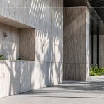 建築與工藝的相互交織，低調(diào)大器的優(yōu)雅，篩落光影，自然光線與陰影交織輝映在這條廊道上。