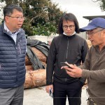 新業(yè)建設(shè) 蕭智夫 建築師(左一)偕同建築團(tuán)隊(duì)，親赴臺(tái)中大肚原木工廠，挑選合適的欖仁木，作為建案公共空間傢俱。